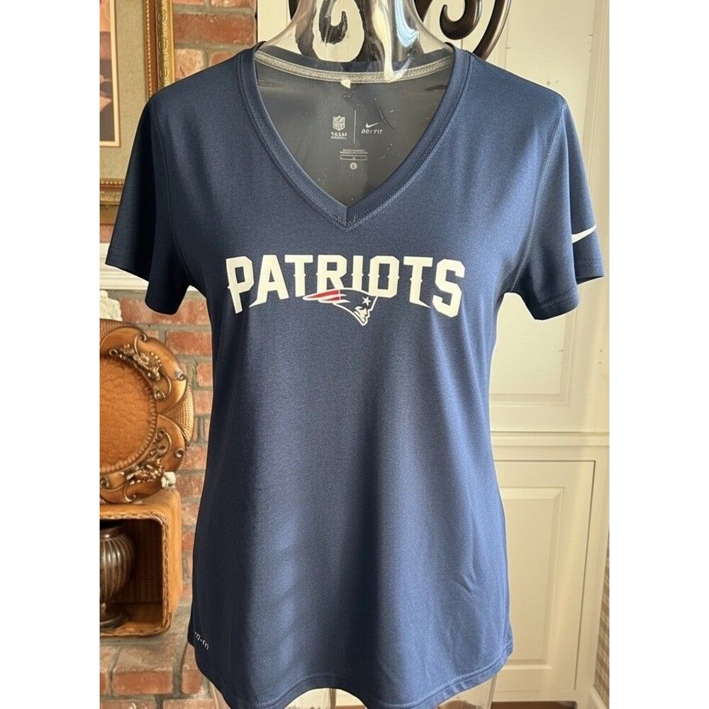 NFL Women’s New England Patriots Short Sleeved Navy V-Neck Tshirt Size L